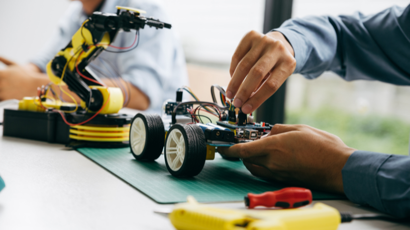 Com Sérgio Bento De Araújo, montar um laboratório do zero se torna possível com planejamento, reaproveitamento e foco no protagonismo estudantil.