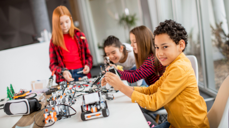 Cultura maker com baixo orçamento: Saiba como montar um laboratório do zero! Sérgio Bento De Araújo mostra como implementar cultura maker mesmo com poucos recursos, transformando criatividade em estrutura prática de aprendizagem.