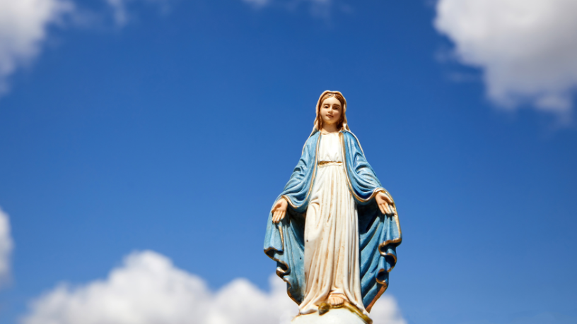 No olhar de Jose Eduardo De Oliveira e Silva, Maria surge como Mãe e Mestra da Igreja, guiando os fiéis pelo caminho do amor e do cuidado.