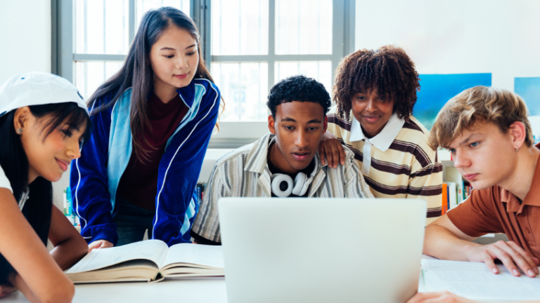 Diante das transformações tecnológicas, Sérgio Bento De Araújo debate na Educação até 2050 as habilidades essenciais para atuar com estratégia, ética e inovação na era da inteligência artificial.