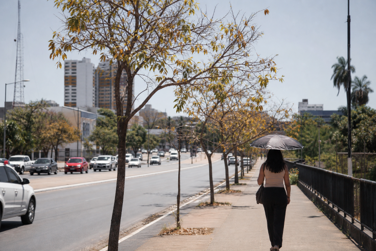 Avenida de Cuiabá durante tarde de calor intenso em Mato Grosso